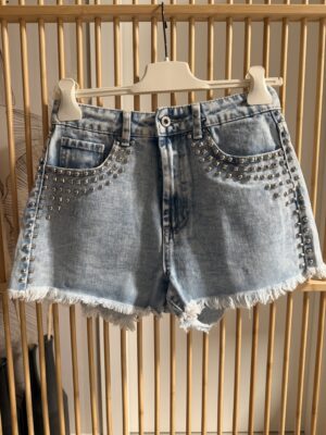 Shorts in jeans chiaro con borchie