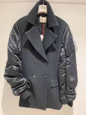 Giaccone nero in panno con maniche in nylon
