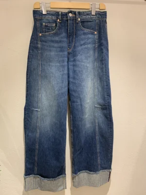 Jeans Leal con risvolto e tagli barrel